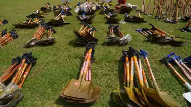 Sebanyak 3.459 unit peralatan diberangkatkan, terdiri dari 945 gerobak angkong, 1.256 cangkul, dan 1.258 sekop.