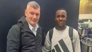 Baru 17 Tahun, Sudah Ditawar Manchester United! Siapa dan Kenapa Wonderkid Ini Begitu Spesial Sampai Dijemput Jet Pribadi?