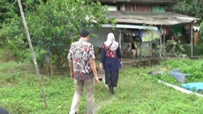 Petugas Antar Langsung BLT Kesra ke Kelompok Retan