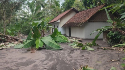Kondisi Terkini Gunung Semeru Usai Erupsi, Banjir Lahar Rendam Rumah Warga