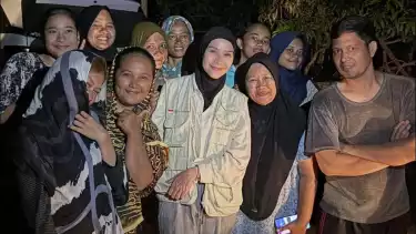 Zaskia Adya Mecca berpose dengan para warga menjadi korban terdampak bencana banjir dan longsor di Sumatera