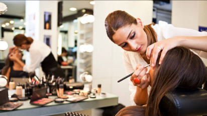 Begini Cara Jadi MUA Profesional yang Diburu Industri Kecantikan, Tipsnya Dipakai Para Juara Nasional!