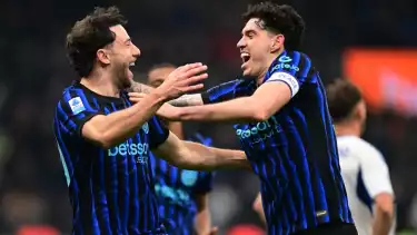 Carlos Augusto dan Alessandro Bastoni rayakan gol Inter Milan