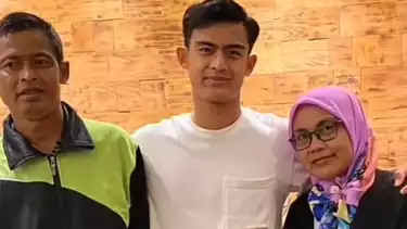 Pratama Arhan dan ayah ibunya