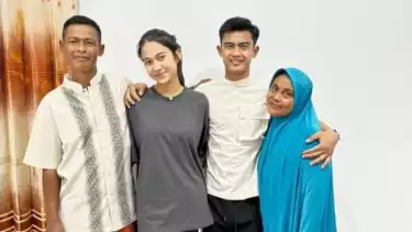 Potret Pratama Arhan dan Azizah Salsha bersama orang tua Arhan, saat masih menjadi menantu