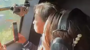 Ibu Marlina Wiguna Lumban Tobing, Bhayangkari pemandu helikopter TNI-Polri saat beri bantuan logistik untuk korban bencana banjir bandang dan longsor di Tapanuli Tengah, Sumatera Utara