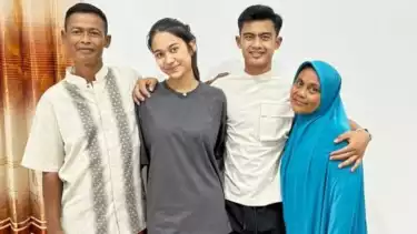 Pemain Timnas Indonesia, Pratama Arhan bersama ayah dan ibunya serta mantan istri, Azizah Salsha