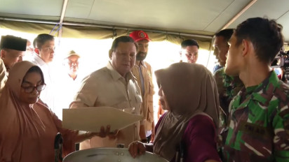 Momen Prabowo Cicipi Hidangan untuk Pengungsi di Dapur Umum Bireuen: Ada Sendok? Saya Mau Coba