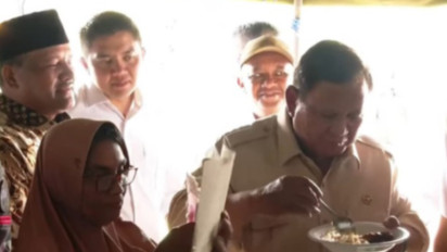 Saat Kunjungi Pengungsi di Bireuen, Presiden Prabowo Rasakan Masakan di Dapur Umum