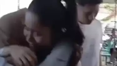 Momen Azizah Salsha memeluk ibunda Pratama Arhan, Minggu (7/12/2025).