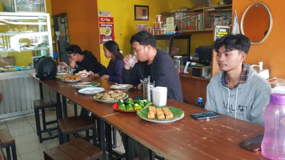 Viral Warung Lontong di Bandung Beri Makan Gratis Bagi Mahasiswa yang Belum Dapat Kiriman Uang dari Aceh dan Sumatera