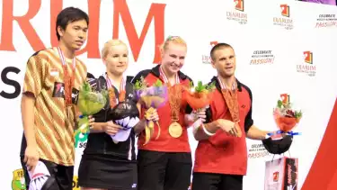 Hendra Setiawan (kiri) dan Anastasia Russkikh (tengah kiri)