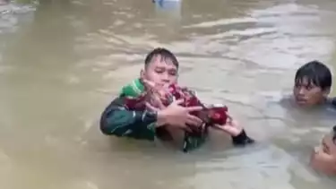 Momen Prajurit TNI, Sertu Igo Satria Gutomo selamatkan bayi saat banjir bandang di Aceh Utara