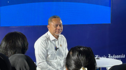 Zulhas Abaikan Hujatan Netizen Soal Memanggul Beras di Lokasi Bencana Sumatera