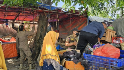 Urai Kemacetan, Puluhan Lapak Liar Ditertibkan