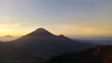 Pemandangan Golden Sunrise Sikunir dari puncak Bukit Sikunir Dataran Tinggi Dieng