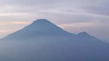 Potret pemandangan Gunung Sindoro-Sumbing dari puncak Bukit Sikunir di Dataran Tinggi Dieng