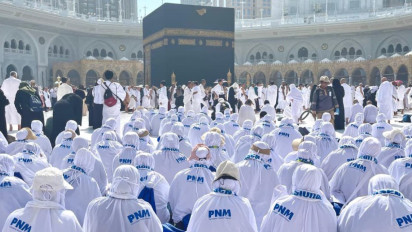 Dapat Umroh dari PNM, Nasabah Mekaar Terharu dalam Panjatkan Doa di Tanah Suci