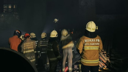 Kebakaran Gudang Besi Tua di Kota Bandung, Belasan Branwir Diterjunkan