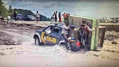 Motor dan Mobil Patroli Polisi Nyaris Terseret Banjir Lahar Semeru, saat Upaya Percepatan Evakuasi