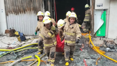 Tangis Seorang Ibu yang Mengetahui Anaknya Jadi Korban Kebakaran Gedung di Kemayoran Jakarta Pusat