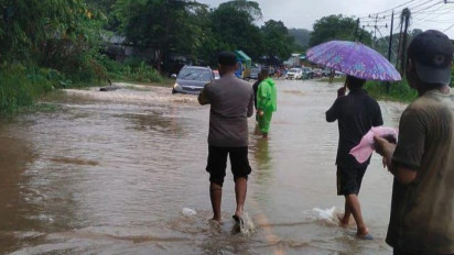 Banjir Bandang, Arus Lalu Lintas Jalan Nasional Di Sosok Terendam Air