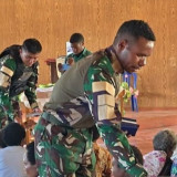 Sambut Natal, Prajurit Satgas Yonif 511 Salurkan Alkitab di Lanny Jay