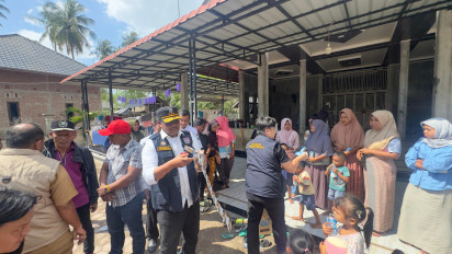 Dirjen Bina Adwil Kemendagri Tinjau Kondisi dan Bantu Warga Korban Banjir di Gampong Paya Cut