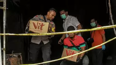 Petugas membawa baterai diduga jadi penyebab kebakaran gedung Terra Drone