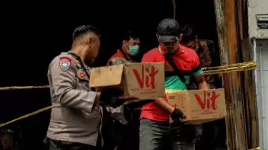 Petugas membawa baterai diduga jadi penyebab kebakaran gedung Terra Drone