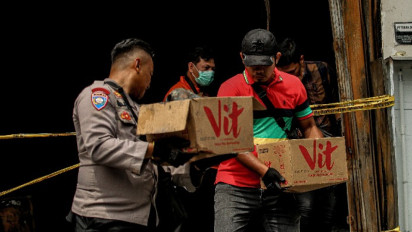 Olah TKP Lanjutan Gedung Terra Drone, Puslabfor Polri Ambil Barang Bukti Sisa Baterai di Lantai 1