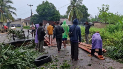 Polisi Bangka Barat Bersama Warga Bangun Jembatan Darurat di Cupat