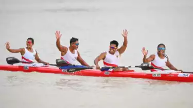 Atlet dayung Indonesia Ramla Baharuddin, Indra Hidayat, Subhi, Stevani Maysche Ibo pada final kayak 500m campuran berempat SEA Games