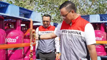 Direktur Utama Pertamina Simon Aloysius Mantiri didampingi Direktur Utama Pertamina Patra Niaga Mars Ega Legowo Putra.