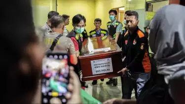 Isak tangis keluarga korban kebakaran Terra Drone selimuti rumah duka RS Polri Kramat Jati, Jakarta Timur, Rabu (10/12/2025)