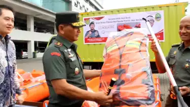 Kodam III/Siliwangi Serahkan Delapan LCR kepada Pemprov Jabar untuk Antisipasi Banjir