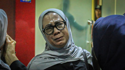 Isak Tangis di RS Polri Saat Keluarga Ambil Jenazah Korban Kebakaran Gedung Terra Drone