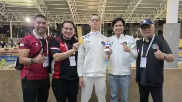 Peraih MedalI Emas SEA Games 2025, Jason Donovan Yusuf bersama Ketua Harian PB Akuatik Indonesia, Harlin E. Rahardjo dan Sekretaris Jenderal (Sekjen) PB Akuatik Indonesia, Ali Patiwiri