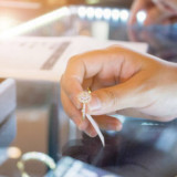 Pasangan Baru Merapat! Simak 12 Tips Memilih Perhiasan & Berlian Bernilai Investasi Wajib Kamu Tahu, Salah Pilih Bisa Boncos