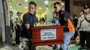 Berita Foto: Isak Tangis Keluarga Saat Penyerahan Jenazah Korban Kebakaran Terra Drone