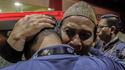 Berita Foto: Isak Tangis Keluarga Saat Penyerahan Jenazah Korban Kebakaran Terra Drone