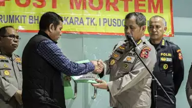 Berita Foto: Isak Tangis Keluarga Saat Penyerahan Jenazah Korban Kebakaran Terra Drone