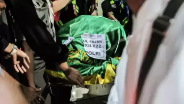 Berita Foto: Isak Tangis Keluarga Saat Penyerahan Jenazah Korban Kebakaran Terra Drone