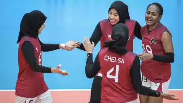 Megawati Hangestri bersama para pemain junior Timnas Voli Putri Indonesia di SEA Games 2025
