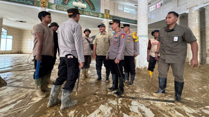 Kapolri Tinjau Pembersihan SD dan Masjid Terdampak Bencana di Aceh Tamiang