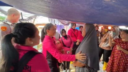 Ketum Bhayangkari Beri Bantuan di Pengungsian Aceh Tamiang, Hibur dan Kuatkan Korban