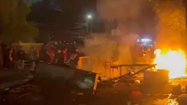 Tenda milik pedagang di depan TMP Kalibata hingga dua motor turut dibakar imbas pengeroyokan Matel di TMP Kalibata, Kamis (11/12).