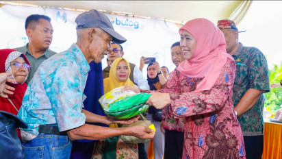 Gubernur Khofifah Sapa Ratusan Ibu di Pasar Murah Bangkalan