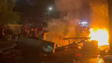 Tenda milik pedagang di depan TMP Kalibata hingga dua motor turut dibakar imbas pengeroyokan Matel di TMP Kalibata, Kamis (11/12).