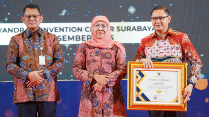 Gubernur Khofifah Serahkan Penghargaan Layanan Publik dan Kinerja 2025